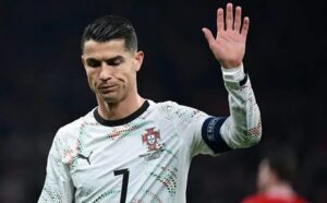 HLV Martinez giải thích lý do Ronaldo im tiếng